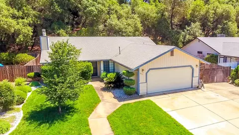 3819 Canterbury Dr, Redding, CA 96002 photo 1