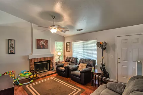 552 Julian St, Redding, CA 96003 photo 2