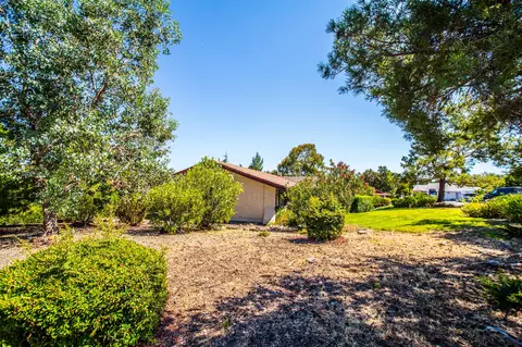 2135 Karen Pl, Redding, CA 96001 photo 2