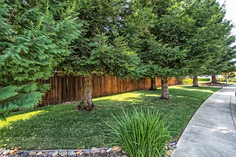 4031 Sunglow Dr, Redding, CA 96001 photo 4