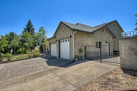 5553 Trish Ct, Redding, CA 96003 photo 2