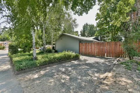261 Newport Dr, Redding, CA 96001 photo 3