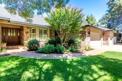 2530 Templeton Dr, Redding, CA 96002 photo 2