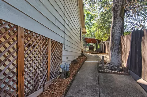 1313 Walnut Ave, Redding, CA 96001 photo 27