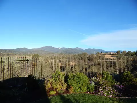 822 Coggins St, Redding, CA 96003 photo 2