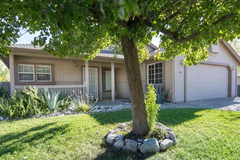 984 Montcrest Dr, Redding, CA 96003 photo 2