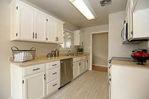 1316 Riviera Dr, Redding, CA 96001 photo 2