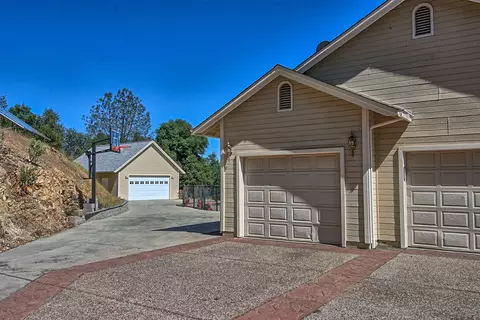 15252 Prospect Dr, Redding, CA 96001 photo 2