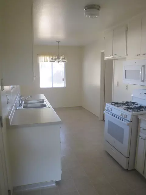 2092 Comet St, Redding, CA 96002 photo 5