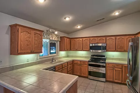 3906 Bristol Dr, Redding, CA 96002 photo 3
