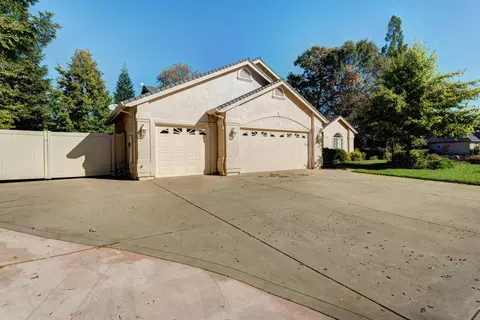 2596 Castlewood Dr, Redding, CA 96002 photo 2