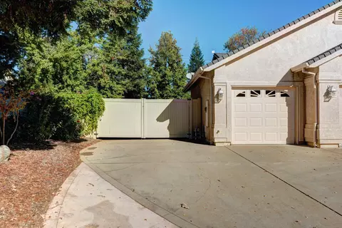 2596 Castlewood Dr, Redding, CA 96002 photo 3
