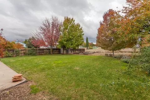 2551 Corona St, Redding, CA 96002 photo 13