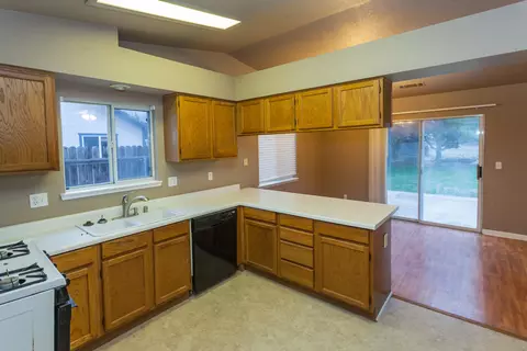 2551 Corona St, Redding, CA 96002 photo 5