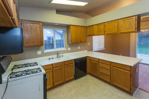 2551 Corona St, Redding, CA 96002 photo 3
