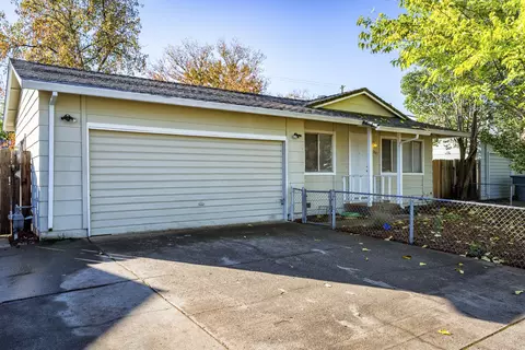 2445 Corona St, Redding, CA 96002 photo 15