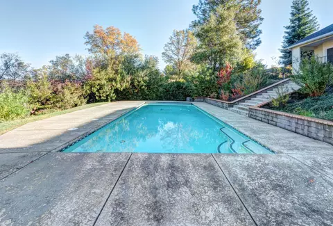 680 Royal Oaks Dr, Redding, CA 96001 photo 3