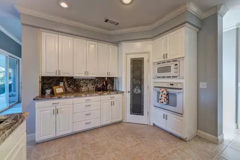 680 Royal Oaks Dr, Redding, CA 96001 photo 11