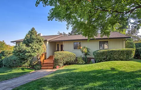 561 Royal Oaks Dr, Redding, CA 96001 photo 1