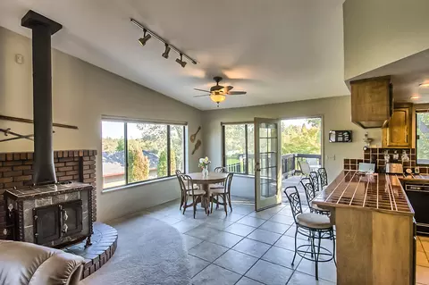 561 Royal Oaks Dr, Redding, CA 96001 photo 12