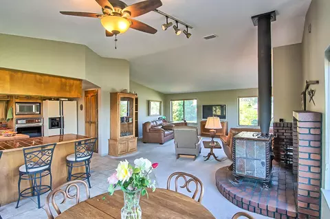 561 Royal Oaks Dr, Redding, CA 96001 photo 2