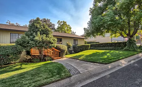 561 Royal Oaks Dr, Redding, CA 96001 photo 4