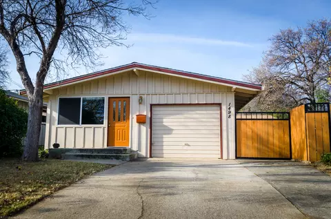 1498 Ridge Dr, Redding, CA 96001 photo 1