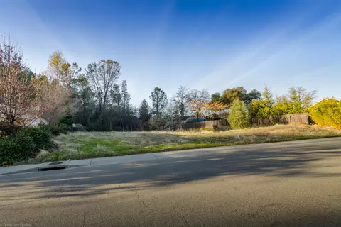 4512 Nantucket Dr, Redding, CA 96001 photo 4