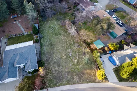 4512 Nantucket Dr, Redding, CA 96001 photo 3