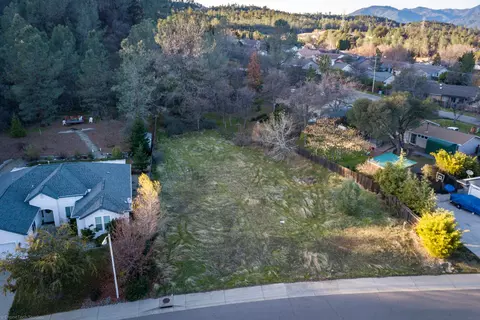 4512 Nantucket Dr, Redding, CA 96001 photo 2
