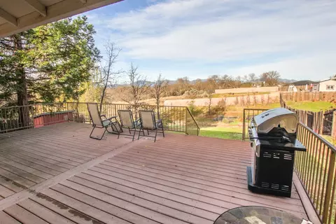 2092 Hacienda St, Redding, CA 96003 photo 3