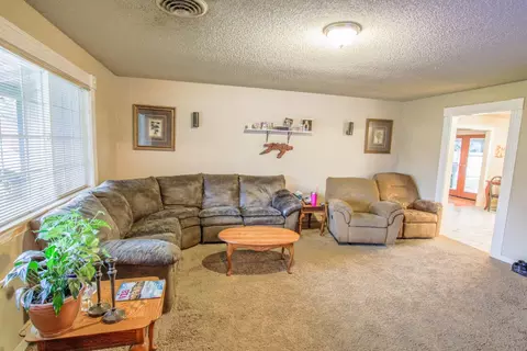 1985 Cameo Ct, Redding, CA 96002 photo 2