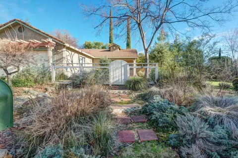 3990 Travona St, Redding, CA 96001 photo 2