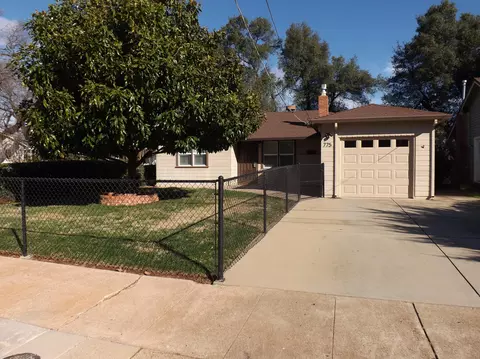 775 Lakeview Dr, Redding, CA 96001 photo 2