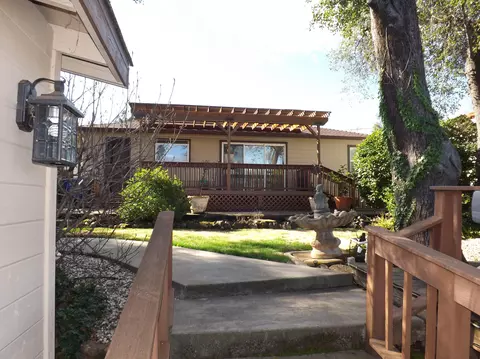 775 Lakeview Dr, Redding, CA 96001 photo 1