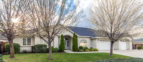 2390 Crescent Moon Ct, Redding, CA 96001 photo 1