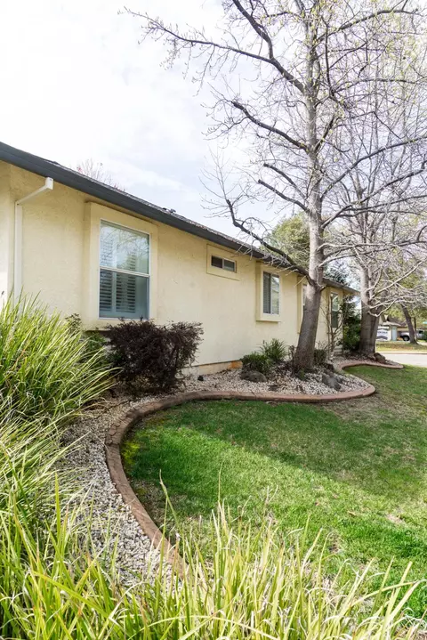 1423 Woodbridge Ct, Redding, CA 96002 photo 4