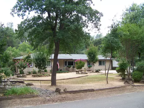 8530 Copper Dr, Redding, CA 96001 photo 2