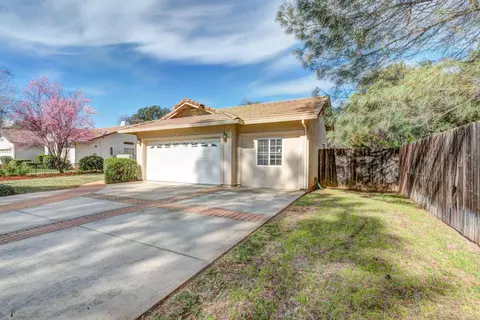 1484 Augustine Way, Redding, CA 96002 photo 3