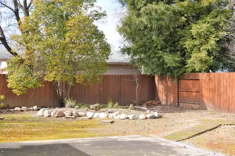 2424 Harlan Dr, Redding, CA 96003 photo 15