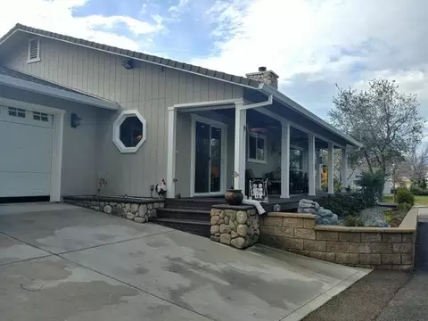 4035 Travona St, Redding, CA 96001 photo 2