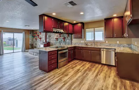 2960 Starlight Blvd, Redding, CA 96001 photo 2