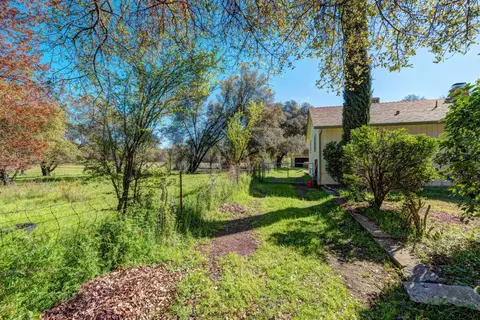 4413 Wyatt Ln, Redding, CA 96002 photo 2
