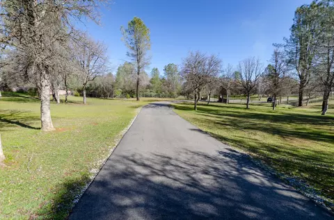 11846 Comstock Ln, Redding, CA 96003 photo 3