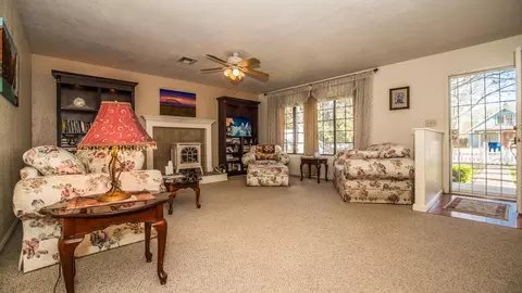 373 Hamilton St, Redding, CA 96001 photo 4