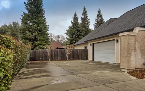 2766 Vermeer Pl, Redding, CA 96002 photo 4