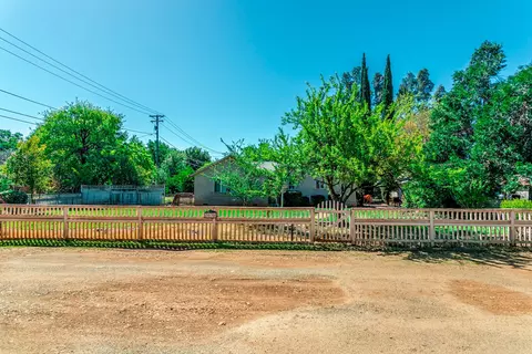 3138 Leonard St, Redding, CA 96002 photo 3