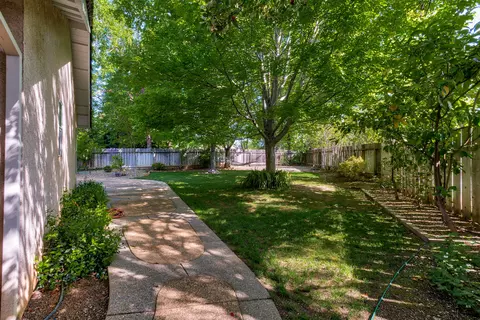 2053 Imelda Ct, Redding, CA 96001 photo 25