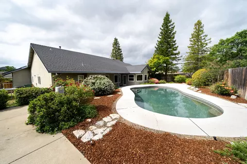 2335 Hope Ln, Redding, CA 96003 photo 4