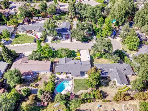577 Rafael St, Redding, CA 96002 photo 4